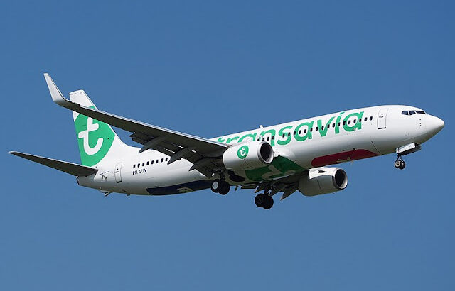 Boeing_737-800_PH-GUV_Transavia_landing_at_Schiphol